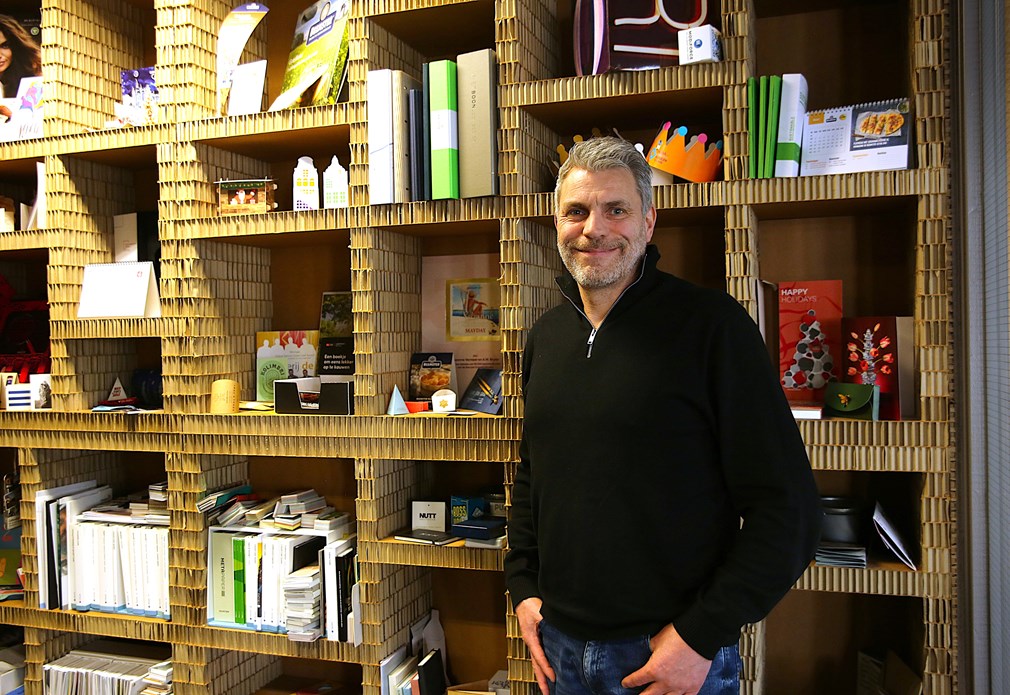 Norbert van Schie voor een kartonnen kast