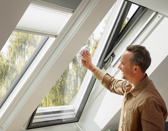 Een man in een kiepraam van Velux