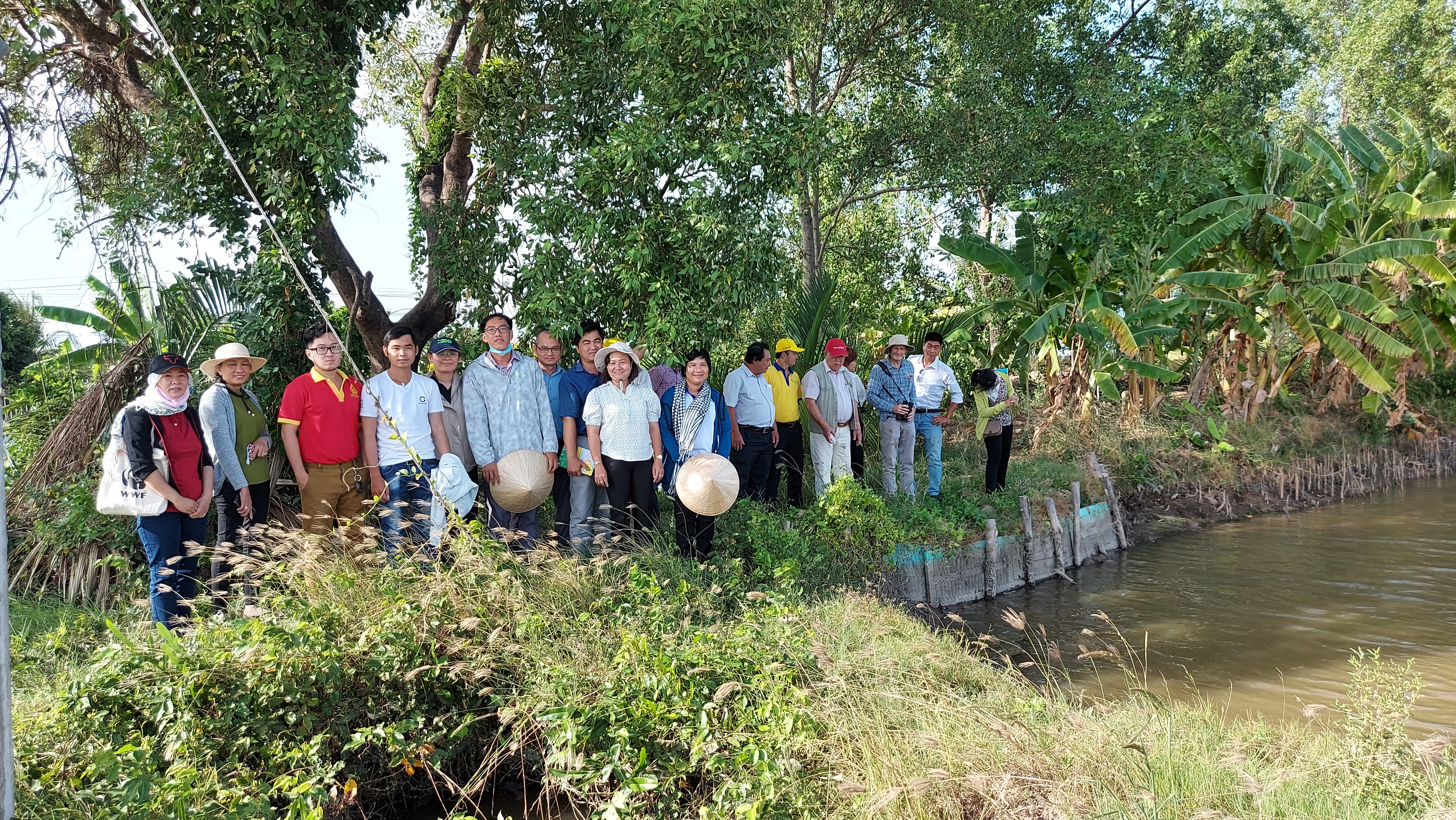 WWF- Consultant group visit Soc Trang.jpg