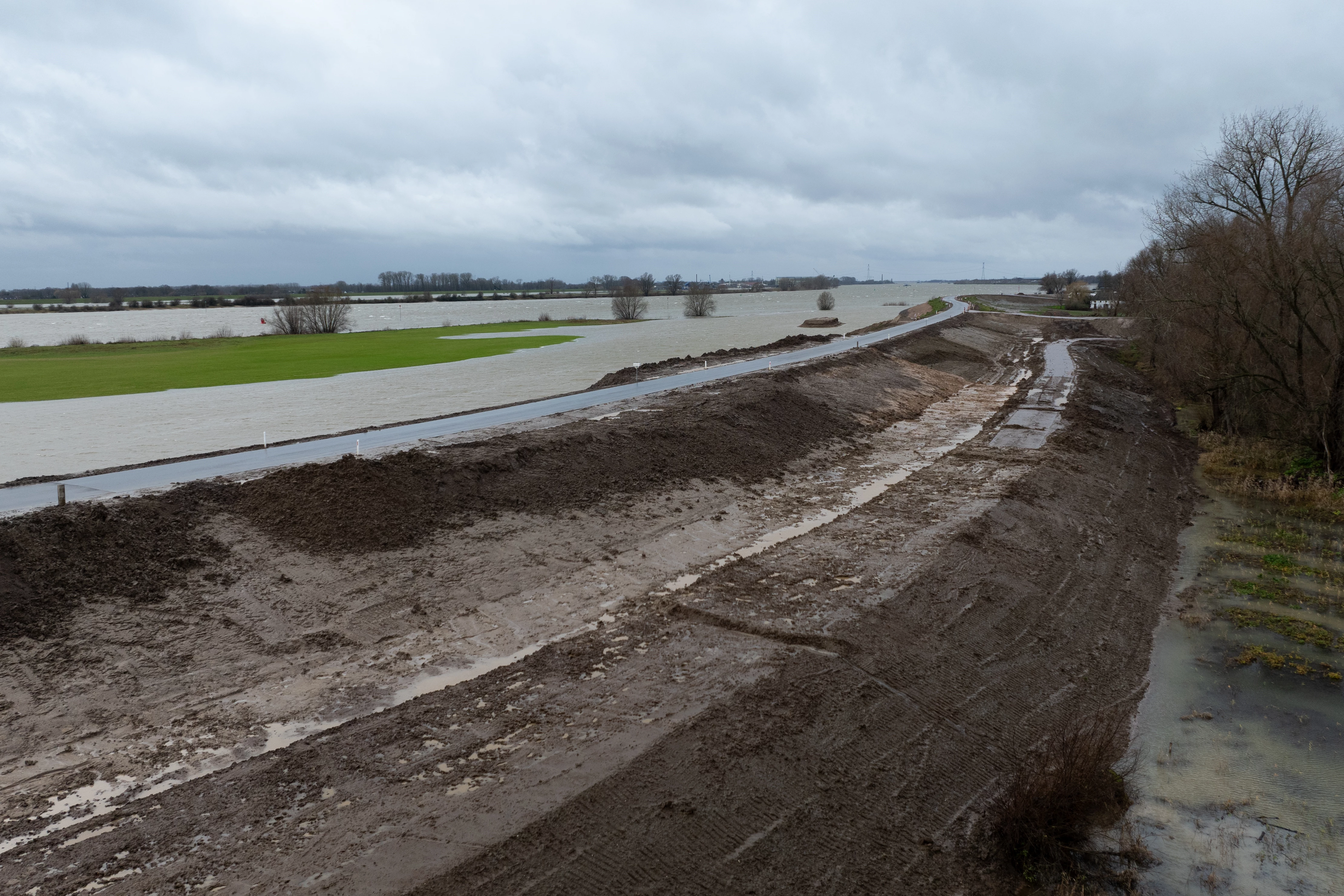 Hoog water dijkverzwaring